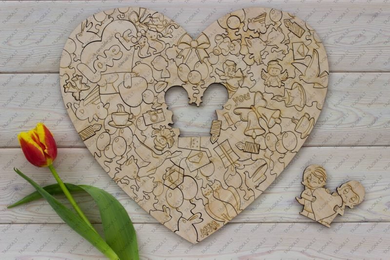 Dėlionė "Love is" – graviruota dovana | Tajoka.lt